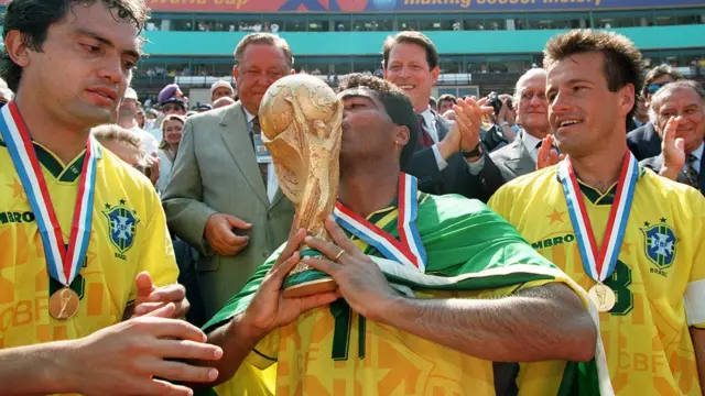 Romario besa la copa junto a Branco y Dunga.