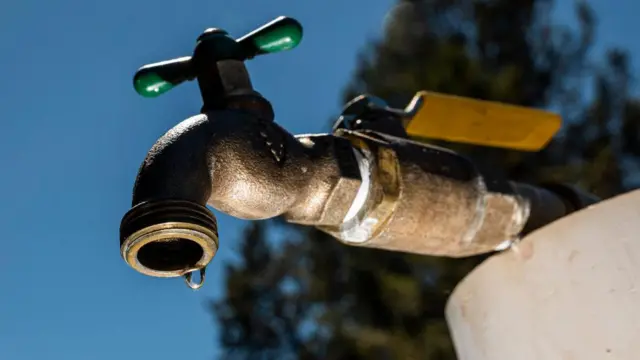 कई क्षेत्रों में पानी की तीव्र किल्लत पैदा हो रही है