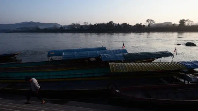 บรรยากาศท่าเรือในยามเช้าที่อำเภอเชียงของ