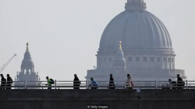 Rata-rata, pekerja di Inggris bekerja selama empat jam lebih panjang dibanding pekerja di Norwegia.