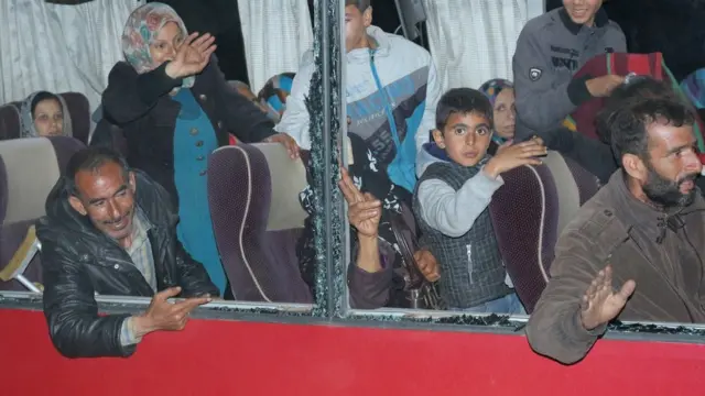 эвакуирующиеся жители Фуа и Кефраи