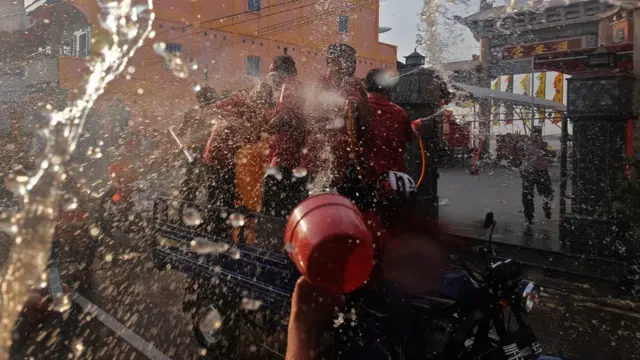 Tradisi Perang Air di Selatpanjang