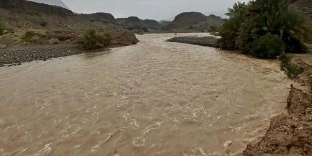 مياه الفيضان تملأ وادي نهر جاف