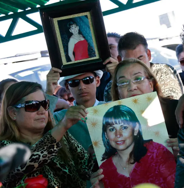 Parentesrobo estrela betMarisela Escobedo mostram fotos dela durante seu funeral