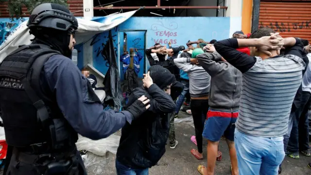 Policial aborda homem durante operação na rua Helvétia,luckslotsSP