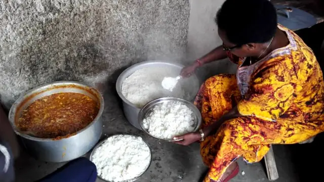 Buri munsi wa Mungu arateka akagaburira abana bo mw'ibarabara