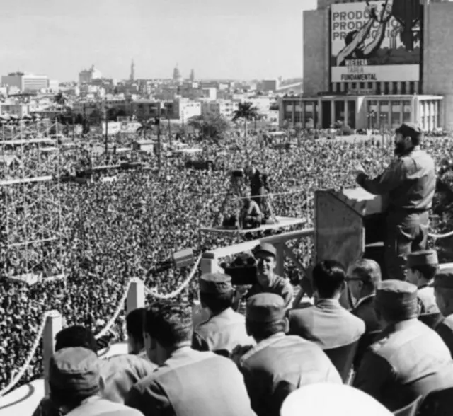 Fidel discursandofederal esportepraça pública e sendo acompanhado por multidão