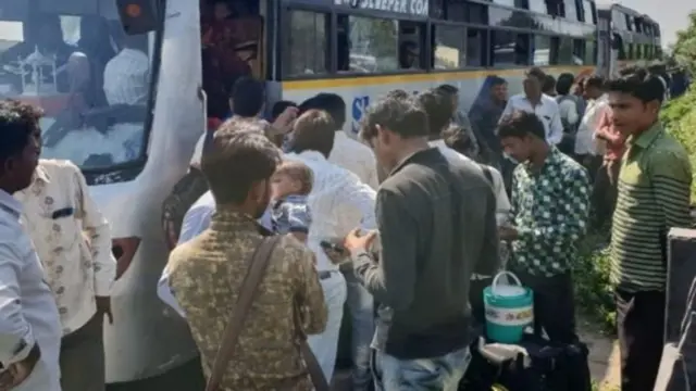 நிரம்பி வழிந்த பேருந்து நிலையங்கள்