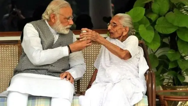 ਨਰਿੰਦਰ ਮੋਦੀ ਆਪਣੀ ਮਾਂ ਨਾਲ