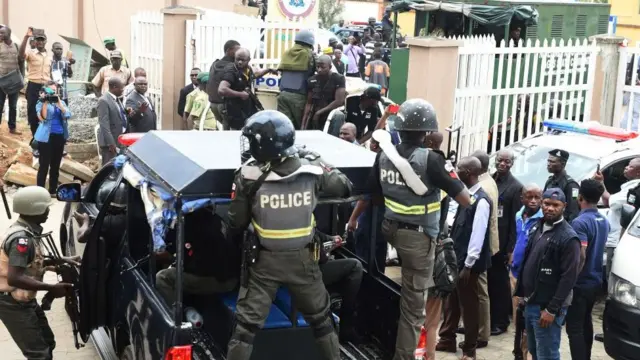 Beaucoup de détenus ont avoué au vice-président qu'il attendaient depuis 5 ans d'être jugés.