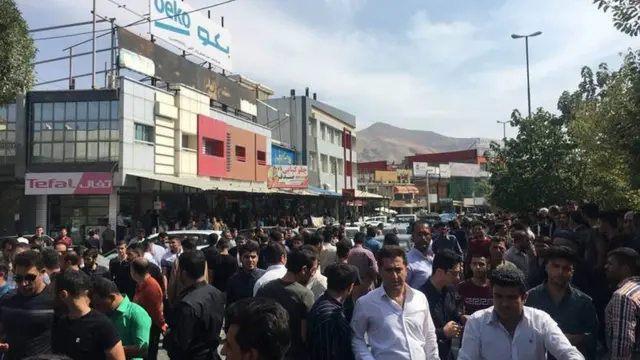 بر اساس تصاویری که در شبکه‌های اجتماعی منتشر شده، امروز هم مراکز خرید و فروش ارز مانند دیروز شاهد تعداد زیادی از فروشندگان ارز خانگی است