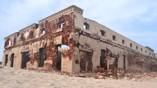 அஞ்சலக கட்டடம்.