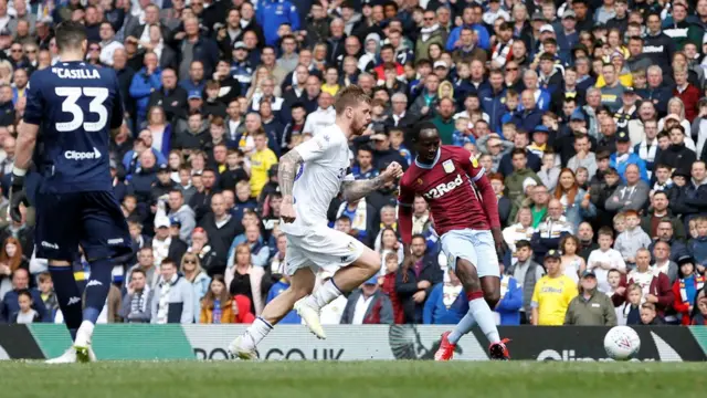 Albert Adomah anota el empate ante la mirada pasiva del portero Kiko Casilla y el esfuerzo en vano del defensor Pontus Jansson, quien pareció no haber escuchado la orden de su entrenador.