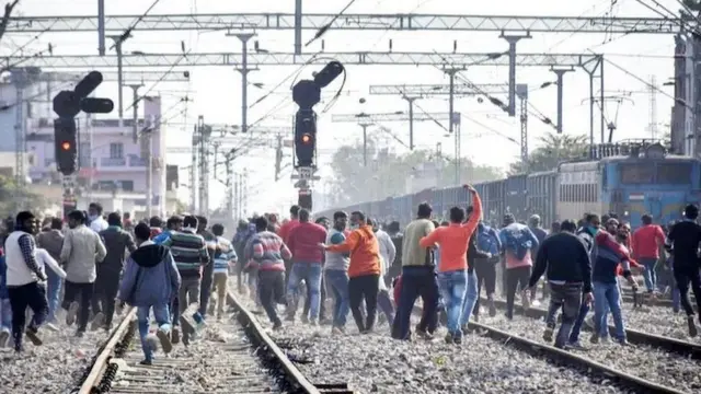 రైల్వే శాఖ వైఖరికి నిరసనగా ఆందోళన చేస్తున్న అభ్యర్ధులు