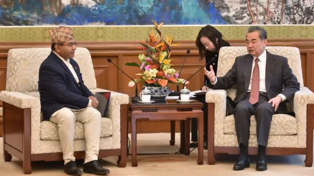 नेपाल के विदेश सचिव शंकर दास बैरागी और चीन के विदेश मंत्री वैंग यी के बीच मुलाकात
