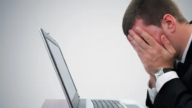 hombre usando laptop