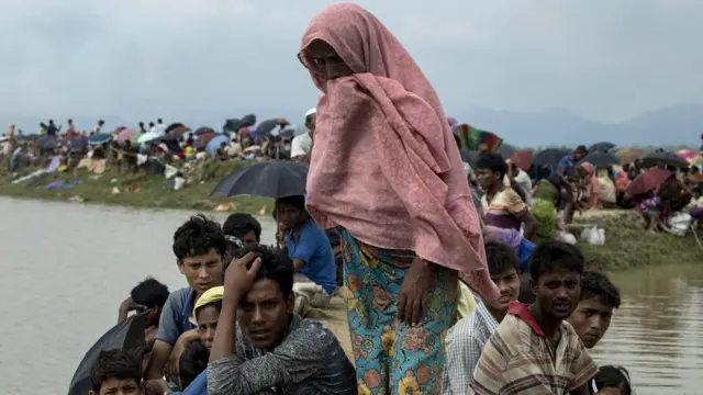 Wakimbizi wa Rohingya kutoka jimbo la Rakhine wakipumzika karibu na Ukhia, karibu na mpaka wakikimbia mapigano Jumatatu