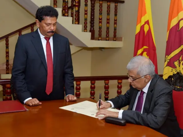රනිල් වික්‍රමසිංහ වැඩබලන ජනපති ලෙස අගවිනිසුරු ඉදිරියේ දිවුරුම් දෙයි
