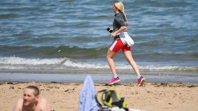 Девушка на пробежке в Шотландии