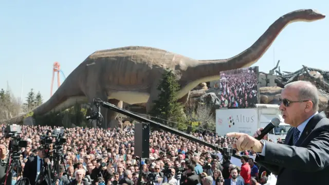 Ankapark'ta büyük dinazor heykelleri bulunuyor