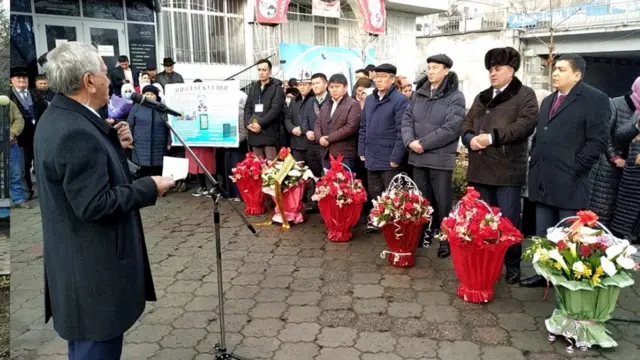 Бу йилги тадбир ҳам Ўш шаҳридаги истироҳат боғи кираверишида жойлашган Навоий ҳайкали олдида ўтказилган, 100 га яқин одам йиғилган