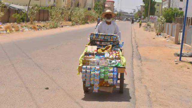 Anan ma wani dattijo ne ke zagayawa yana sayar da kaya a kan titi duk da rana da ake tsalawa
