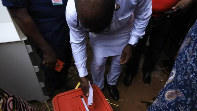 Obaseki na-atụ vootu