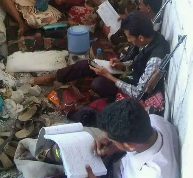 يقضي بعض المقاتلين في المقاومة الشعبية أوقات فراغهم في الدراسة