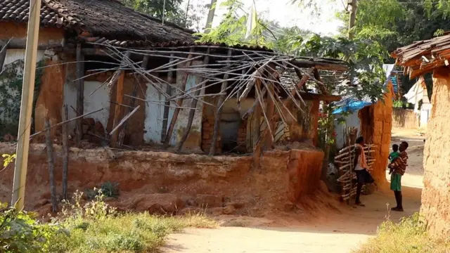 "भूख से मरे या बीमारी से, कौन तय करेगा?"