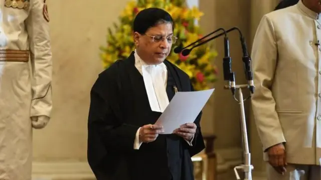 न्यायमूर्ती दीपक मिश्रा यांच्या पक्षपातीपणाचा आरोपदेखील करण्यात आला आहे