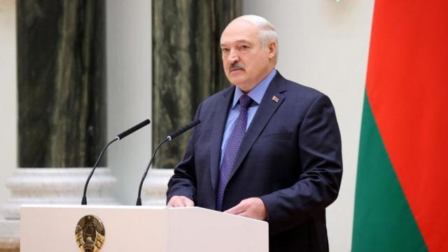 يلقي الرئيس البيلاروسي ألكسندر لوكاشينكو خطابا خلال اجتماع مع ضباط عسكريين رفيعي المستوى في مينسك، بيلاروسيا، 27 يونيو، حزيران 2023