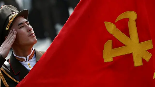 جندي يقدم التحية العسكرية