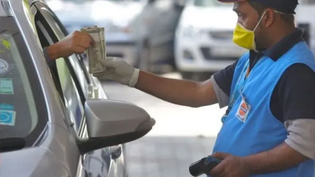 પેટ્રોલ પમ્પ એટેન્ડન્ટની તસવીર