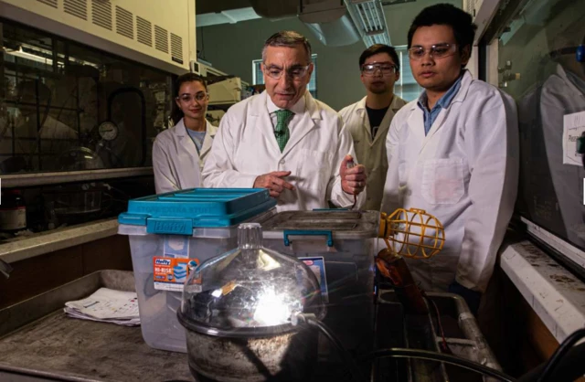 ทีมนักเคมีของมหาวิทยาลัยไรซ์ นำโดย ศ. เจมส์ ทัวร์ (คนที่สองจากซ้ายมือ)