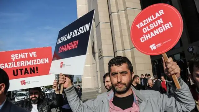 Adliye önündeki basın açıklamasından bir kare