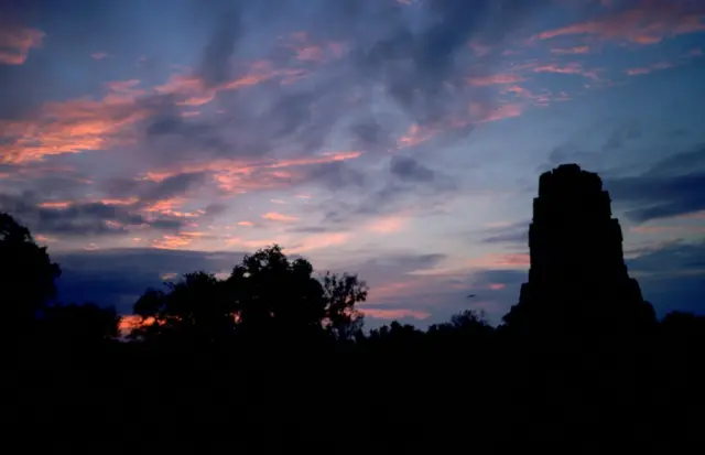 Tikal es una antigua ciudadela maya ubicada en el norte de Guatemala.