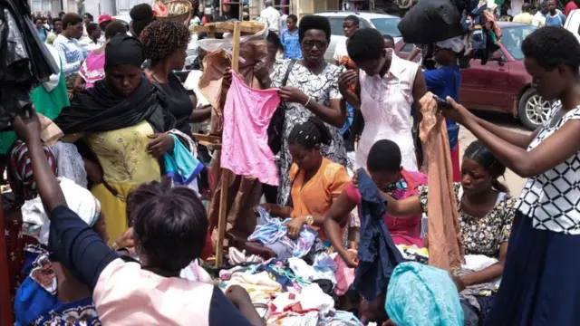 Abagore bariko baragura impuzu mw'isoko i Bujumbura, itariki 09/10/2020