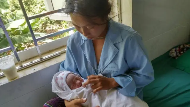 Một bà mẹ trẻ vùng cao với con nhỏ quấn tã của Linens for Life