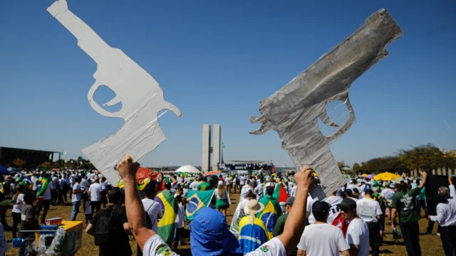 Manifestante segura armaswinspark é confiávelpapelwinspark é confiávelmanifestação diante do Congresso Nacional