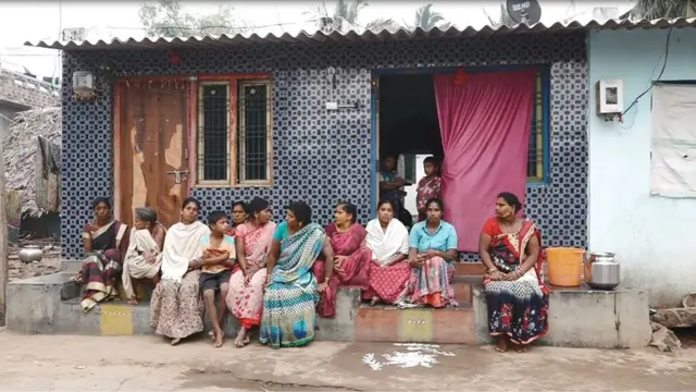 గ్రామంలోని మహిళలు