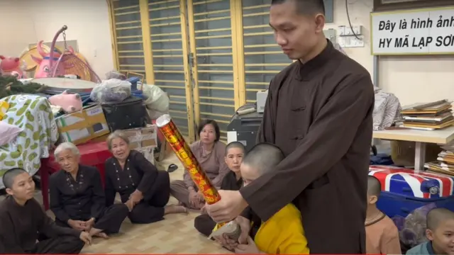 Mọi người trong Tịnh thất Bồng Lai chuẩn bị đón giao thừa