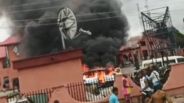 Ndị ntorobịa mụnyere ọkụ n'isi ụlọọrụ Aba North