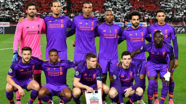 Igrači Liverpula sa Natalijinim ramondom, kojom se odaje počast srpskim žrtvama u Prvom svetskom ratu.