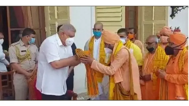 পশ্চিমবঙ্গের গভর্নর জগদীপ ধনকড়ের সঙ্গে দেখা করছেন কয়েকজন হিন্দু সন্ন্যাসী