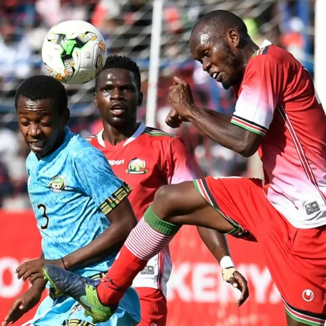 Kinayangi Whyvonne (kulia) wa Harambee Stars akishindania mpira na Feisal Salum wa Zanzibar mechi ya Cecafa Machakos nchini Kenya 17 Desemba, 2017