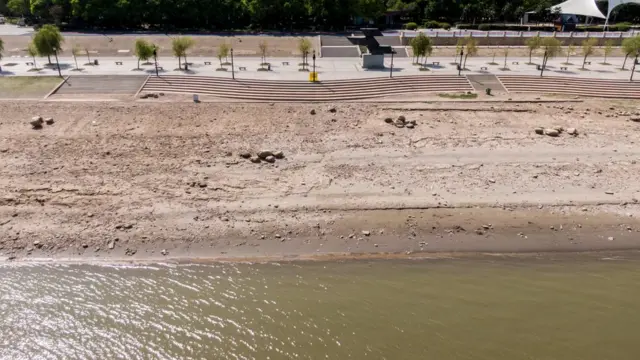 武汉市汉口长江江滩大片滩涂裸露（新华社图片15/8/2022）