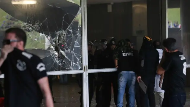 Manifestantes contrários à reforma da Previdência tentam invadir o prédio do Congresso Nacional,esportebet sulBrasília - 18/04/2017