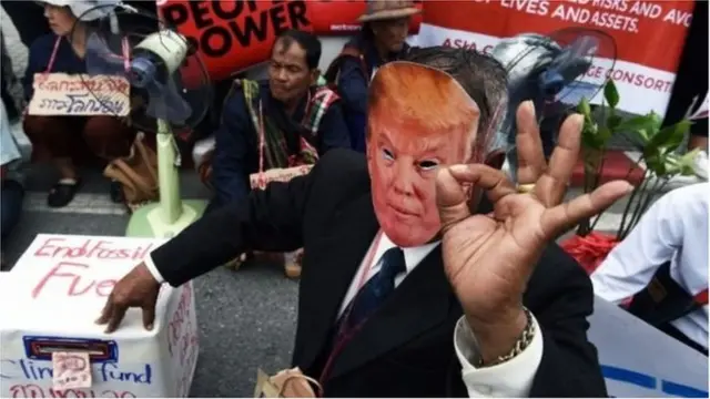 Учасник акції протесту у масці Трампа