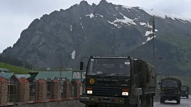 শ্রীনগর-লেহ সড়ক ধরে লাদাখের দিকে চলেছে ভারতের সামরিক যানবহর। ২৮ মে, ২০২০