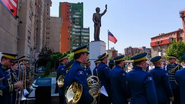 Kosova'da, savaş döneminde ABD'den gelen yardımlardan sonra dönemin ABD Başkanı Bill Clinton'ın heykeli dikildi